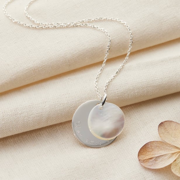 Collier nacre et médaille gravée, argent