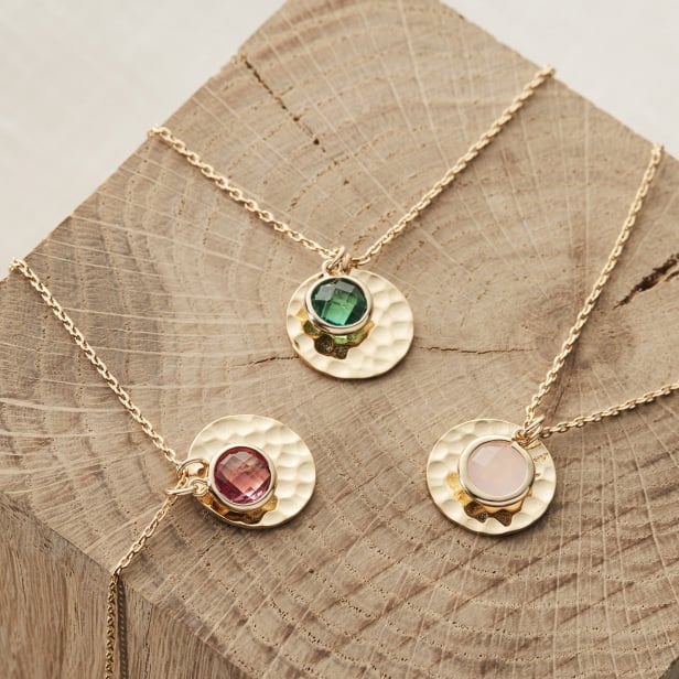 Nature morte du Collier personnalisé médaille martelée 15 mm Plaqué Or et pierre fine verte