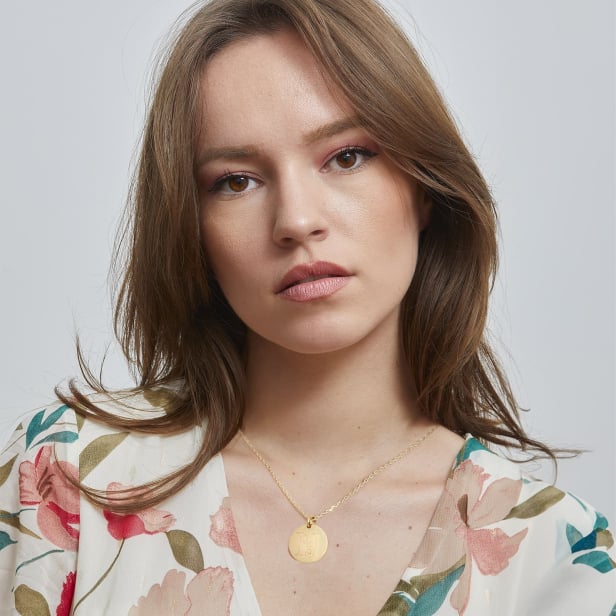 Collier personnalisé médaille bombée avec initiale fleurie, plaqué or