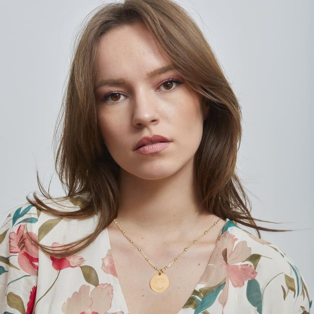 Une autre photo porté du collier personnalisé initiale florale en plaqué or pour femme