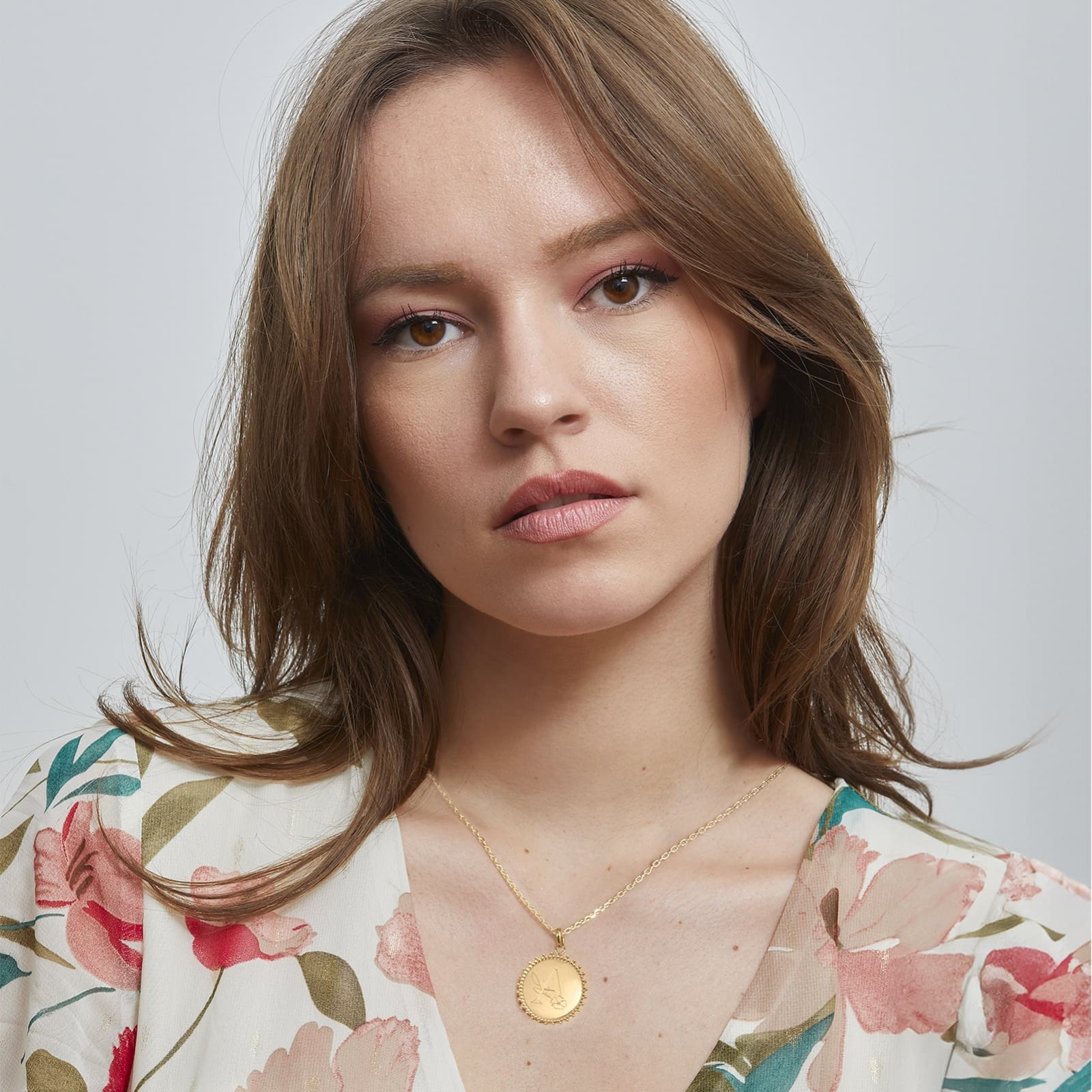 ORAZIO Collier Personnalisé Prénom Collier Lettre F Collier Femme Plaqué Or 18 Carats Collier avec Initiale Pendentif Lettre Bulle Collier Prenom Personnalisé Bijoux Cadeau Personnalisé Femme Filles