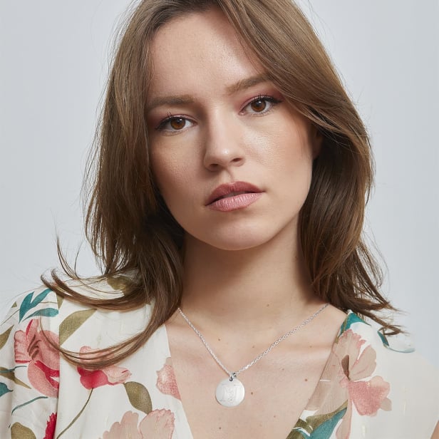 Collier personnalisé médaille bombée avec initiale florale, argent