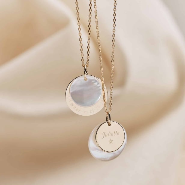 Nature morte du collier médaille nacre et médaille 15 mm à graver en Plaqué Or