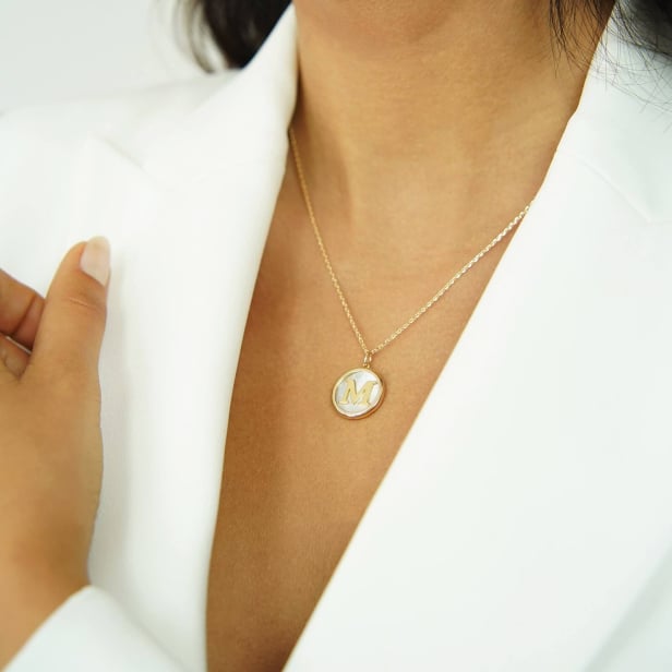 Collier personnalisé médaille nacre et initiale, plaqué or