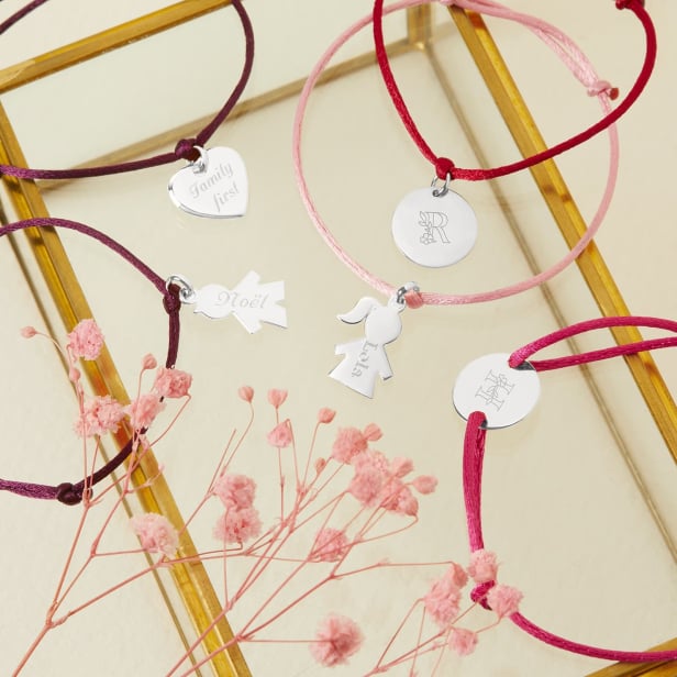 Nature morte bracelets cordons personnalisés pour enfant avec pendentifs argent
