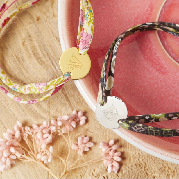 Nature morte bracelets personnalisés cordon liberty avec lettrine florale
