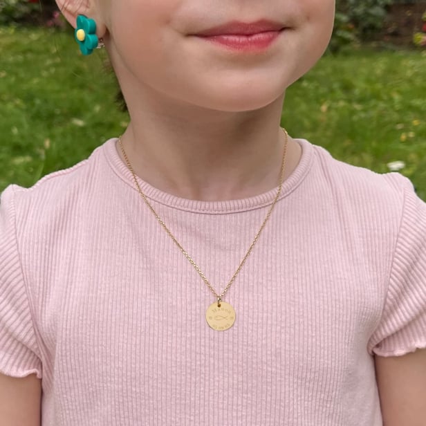 Photo du collier personnalisé ichthus en plaqué or, le collier parfait pour un baptême.