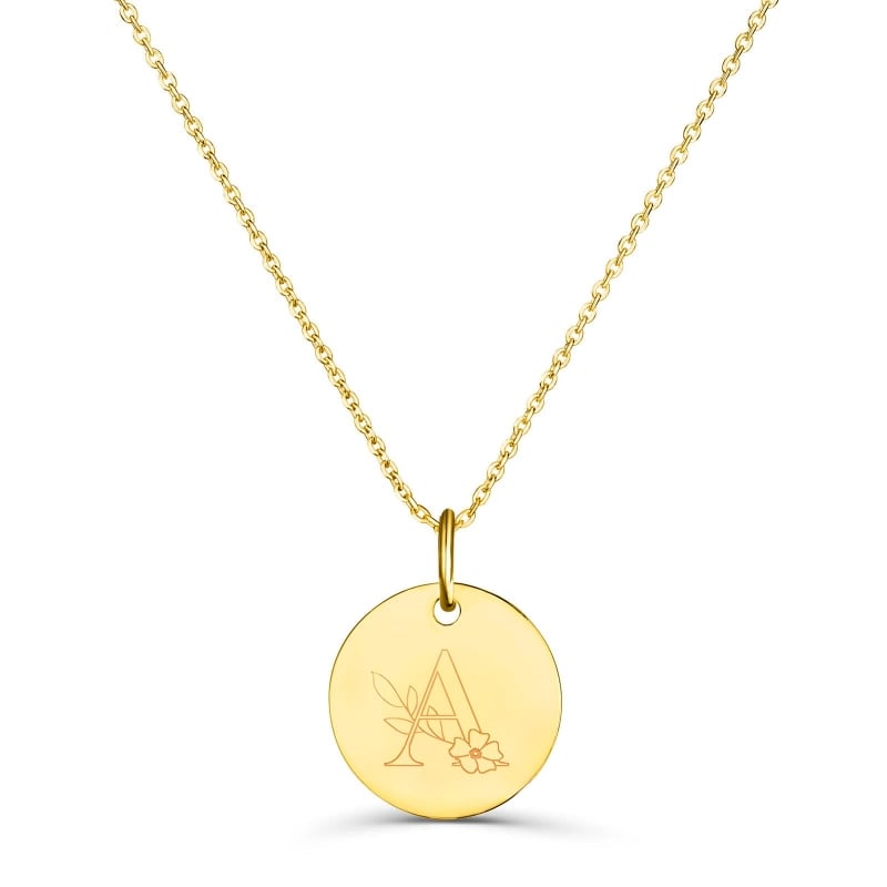 Packshot collier personnalisé enfant avec lettre florale et médaille en plaqué or