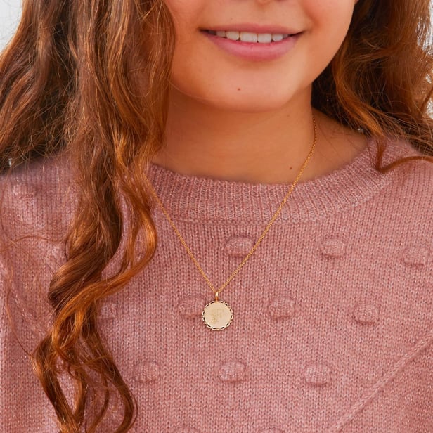 Collier médaille dentelle gravée avec initiale florale, plaqué or