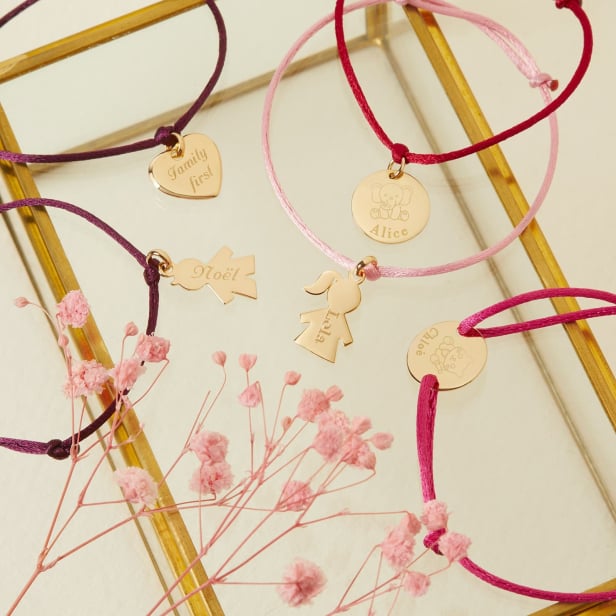 Bracelets personnalisés pour enfant avec illustrations d'éléphant et de chat sur une médaille en plaqué or.