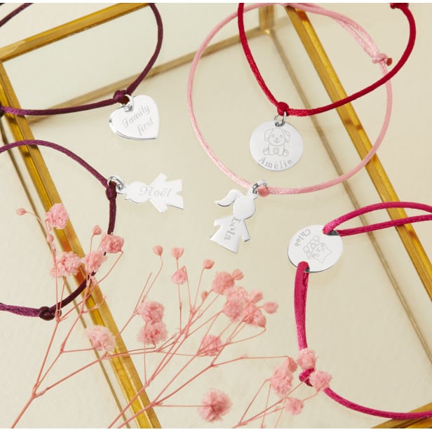 Bracelets cordon personnalisés pour enfant avec médailles argent et illustrations de chien et de chat gravées.