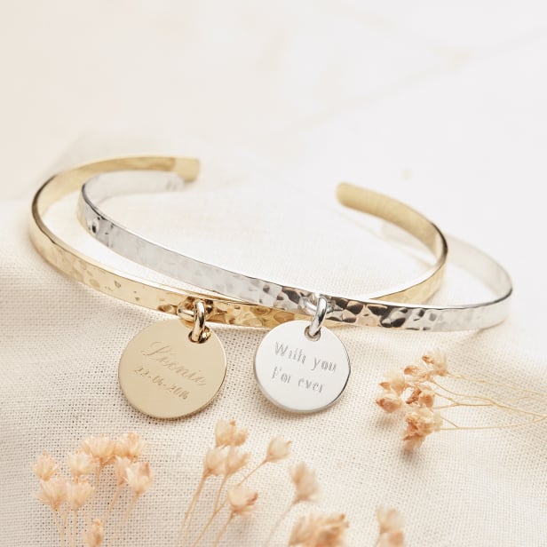 Nature morte du bracelet Argent jonc martelé et médaille gravée avec également le même jonc mais en Plaqué Or