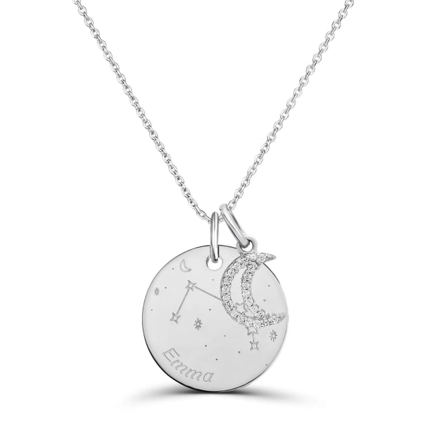 Collier astro personnalisé avec constellation et prénom gravés sur la médaille en argent.