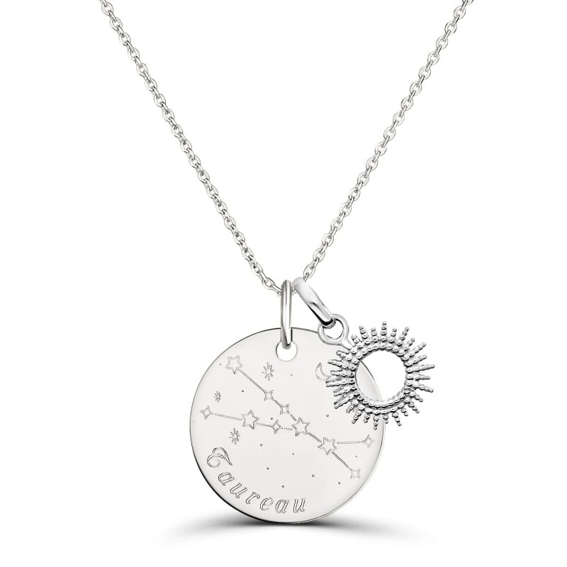 Collier argent personnalisé pour femme avec constellation gravée sur la médaille.