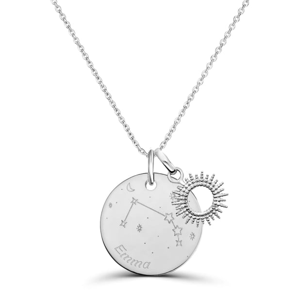 Collier argent personnalisé pour femme avec constellation et prénom gravés sur la médaille.