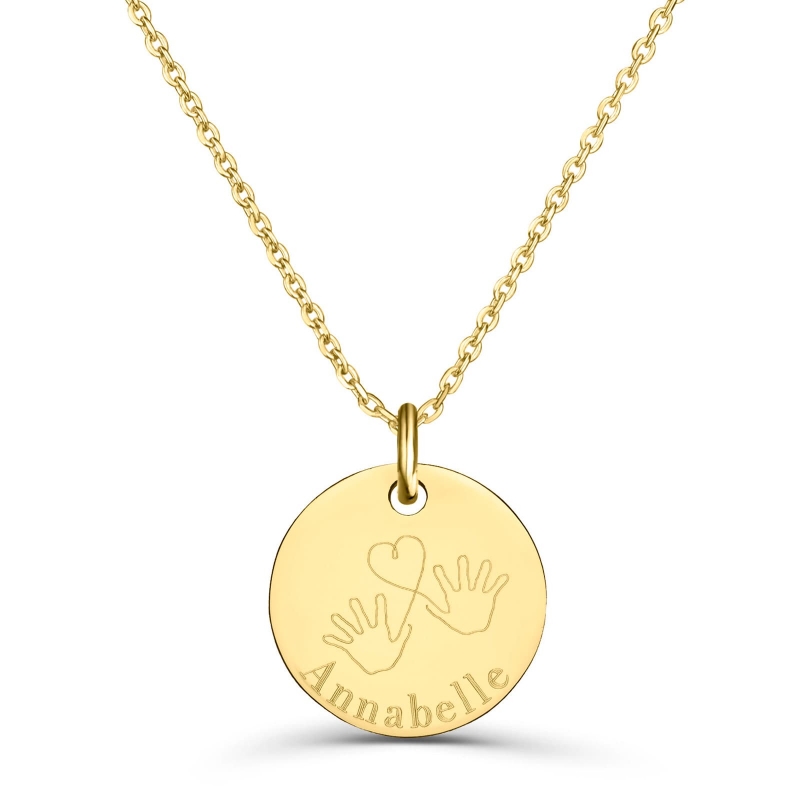 Médaille de naissance avec des mains de bébé gravées personnalisées.