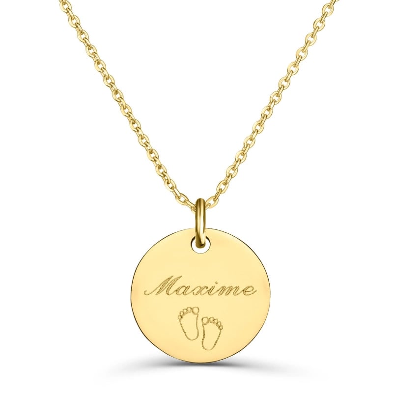 Collier personnalisé médaille de naissance avec petits pieds.