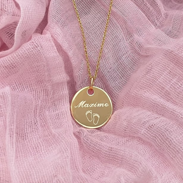 Collier personnalisé pour femme avec gravure de petits pieds de bébé.