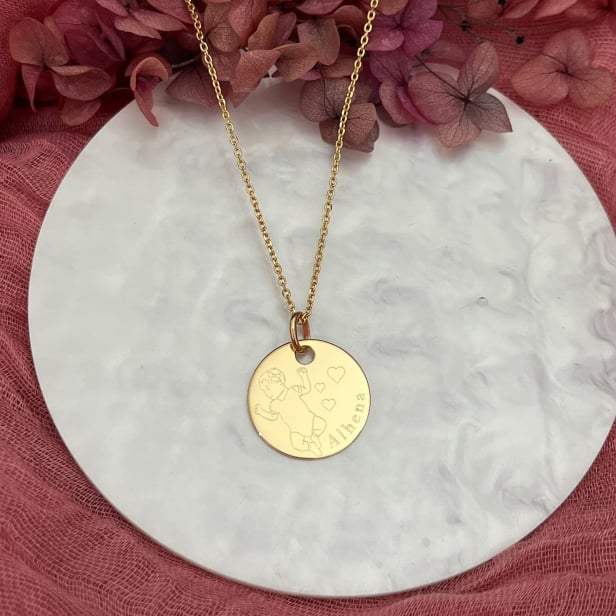 Médaille de naissance personnalisée en plaqué or avec bébé gravé.