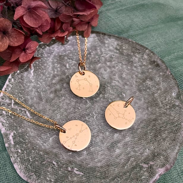 Collier personnalisé constellation gravée.