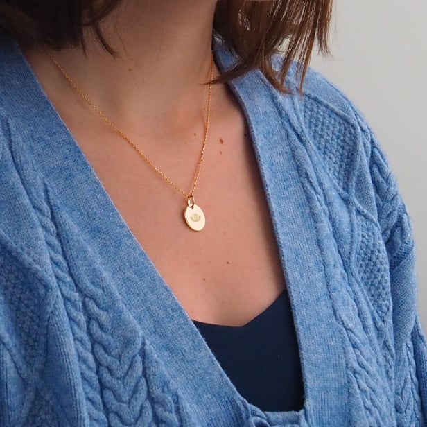 Collier personnalisé dessin Lotus symbole de sérénité, plaqué or