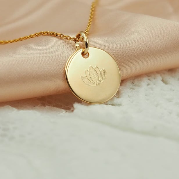 Collier personnalisé dessin Lotus symbole de sérénité, plaqué or