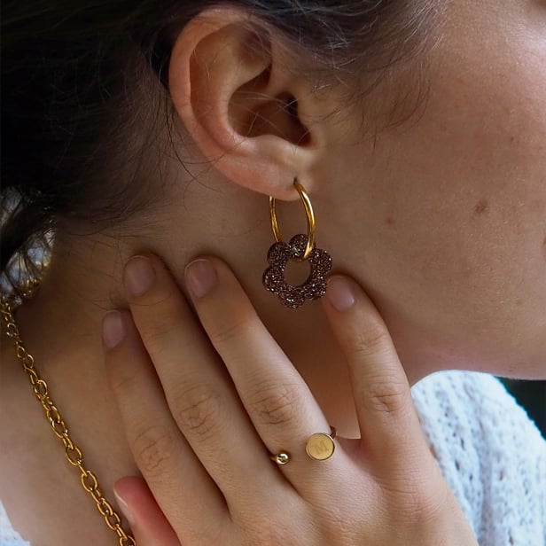 Boucles d’oreilles fleur en résine marron pailleté, acier inoxydable