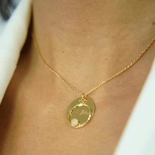 Porté du Packshot du Collier médaille 20 mm Plaqué Or personnalisée et pendentif cercle avec pierre rose