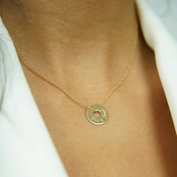 Porté du Collier médaille jeton 15 mm gravée en Plaqué Or