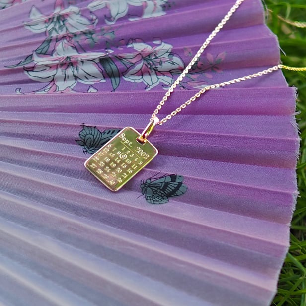 Collier calendrier personnalisé avec date gravée, plaqué or