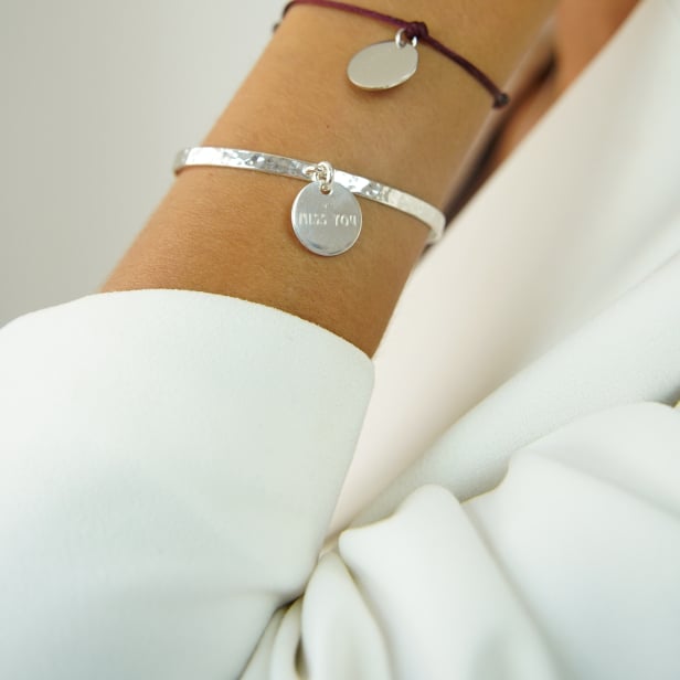 Porté du bracelet Argent jonc martelé et médaille gravée