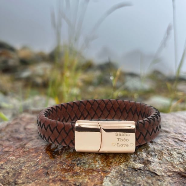 Bracelet homme personnalisé en cuir tressé double tour marron, boucle rosée