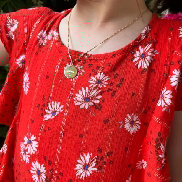 Collier personnalisé enfant prénom gravé avec fleur, plaqué or