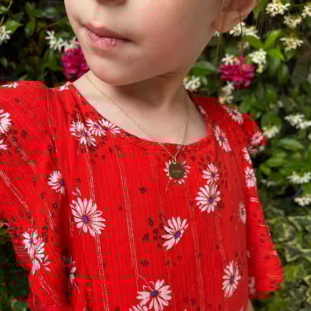 Collier personnalisé enfant prénom gravé avec fleur, plaqué or