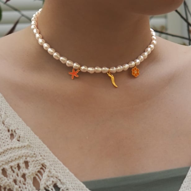 Collier perles à personnaliser avec charms