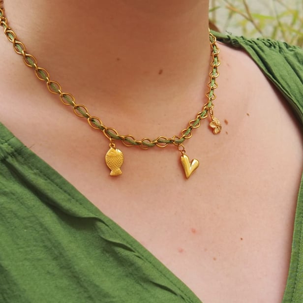 Collier charms personnalisé chaîne dorée et cordon kaki, acier inoxydable