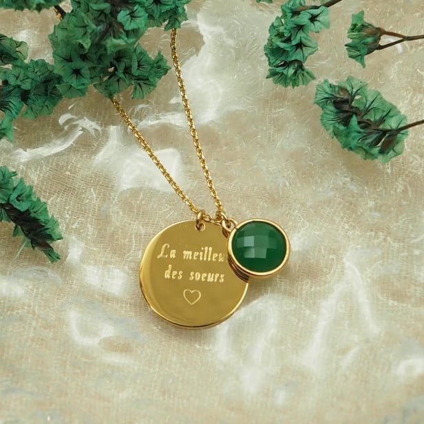 Collier personnalisé médaille et pierre verte, plaqué or