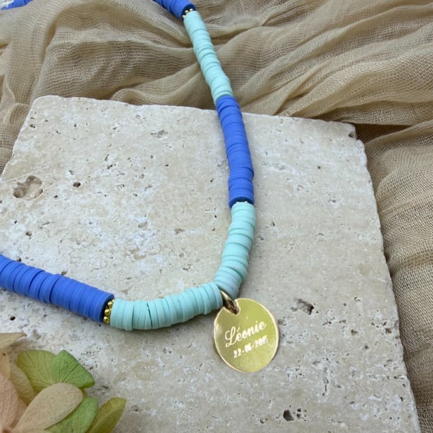 Collier personnalisé bicolore perles Heishi et médaille à graver, plaqué or