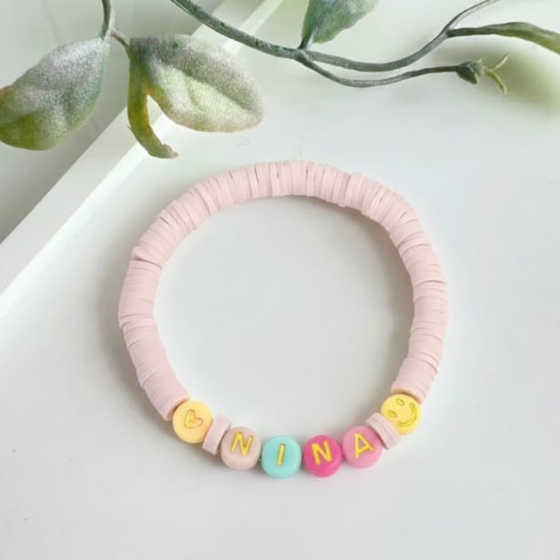 Bracelet enfant en perles Heishi, lettres colorées