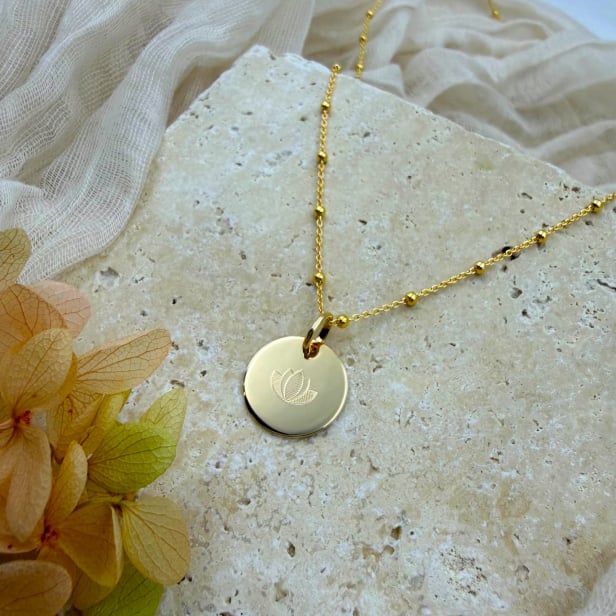 Collier personnalisé dessin Lotus symbole de sérénité, plaqué or