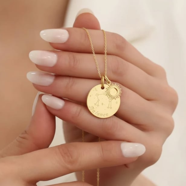 Collier personnalisé astro avec charm soleil, plaqué or