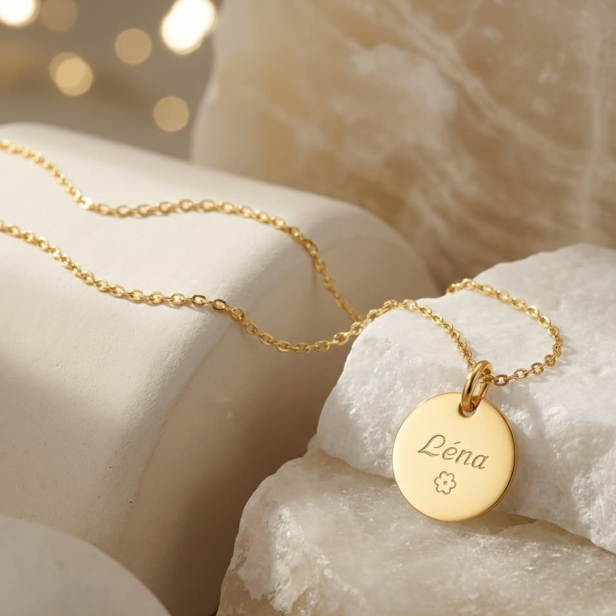 Collier personnalisé enfant prénom gravé avec fleur, plaqué or