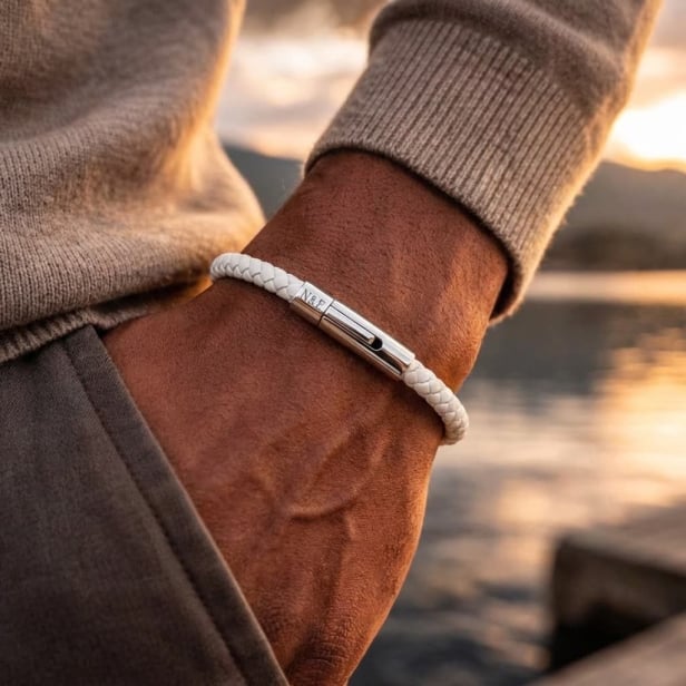 Bracelet homme personnalisé en cuir tressé blanc arrondi et boucle argentée