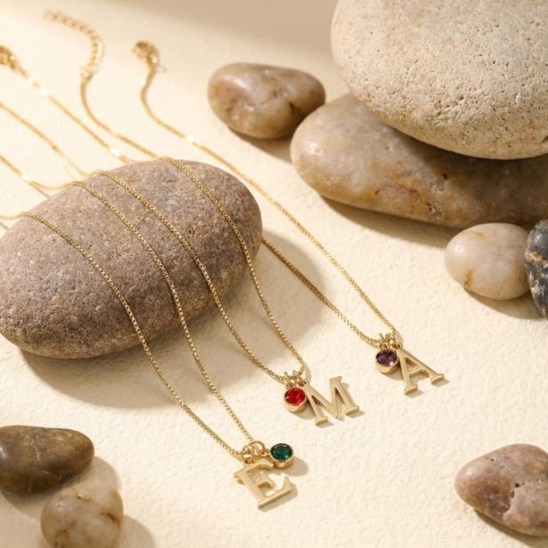 Collier charm initiale avec pierre, acier inoxydable