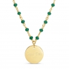 Packshot du Collier avec pierres vertes et médaille martelée personnalisée 15 mm Plaqué Or