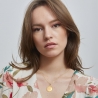 Photo bijou porté sur une femme. Collier personnalisé alphabet floral sur pendentif soleil