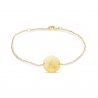 Packshot bracelet personnalisé enfant en plaqué or avec une médaille lettre florale