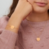 Porté du bracelet personnalisé enfant avec lettrine florale en plaqué or