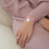 Photo du bracelet personnalisé avec une initiale florale porté sur une jeune fille.