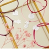 Bracelets cordon personnalisés pour enfant avec médailles argent et illustrations de chien et de chat gravées.